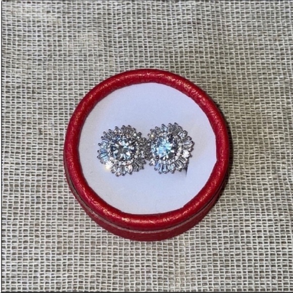 🪩🪩🪩Simulated diamonds & CZ White gold plated Cluster baguettes Amazing earrings - Picture 5 of 10